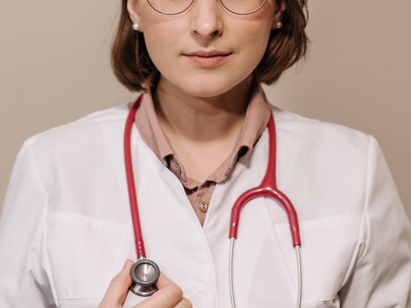 Il Dott. Emanuele Gatto durante una consulenza in farmacia